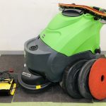 蔵王産業の自動床洗浄機