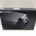 XBOX ONE X Microsoftのゲーム機を福岡市博多区より宅配買取しました！ &nbsp; 商品情報 XBOX ONE Xは、Microsoft(マイクロソフト)の販売する家庭用ゲーム機です。 「XBOX史上もっともパワフルなゲーム機」と呼ばれている通り、他のXBOXとは比べ物にならないくらいのハイパワーを持ちます。 過去発売されたXBOXシリーズの4世代のゲームをすべてプレイすることが可能ということで、XBOXファンにはもちろんのこと、XBOXを初めて使用する初心者にもおすすめの商品です。 4KUHD、HDRモード、4Kゲーム録画、3Dオーディオと現存のゲームを100%楽しめる環境がこの一台にしっかりと詰まっています。 &nbsp; スペック情報 メーカー Microsoft(マイクロソフト) 商品 XBOX 型番 XBOX One X 解像度 最大4K UHD HDR 対応 CPU CustomCPU(8コア) CPU動作クロック 2.3GHz GPUアーキテクチャ GCN(Polaris) 演算ユニット数 40基 GPU動作クロック 1,172MHz GPU演算性能 6.0FLOPS メモリタイプ GDDR5 メモリ容量 12GB 内蔵ストレージ容量 1TB 光学ドライブ 4KUHD Blu-ray対応 電源 245W(内蔵) 寸法 幅300mm×奥行き240mm×高さ60mm 重量 3.81kg &nbsp; 買取情報紹介 その他のテレビゲームについても紹介しているので、興味のある方はぜひご覧ください！ →テレビゲームの詳細ページはこちら！ &nbsp; 当店ではほかにも、テレビゲームなどの家庭用ゲーム機を買取しております。売却をご検討中の方は、気軽にご相談ください。 また当店は宅配買取、出張買取、店頭買取の3つの買取方法をご用意しております。 それぞれに専門のページがございますので、詳細をご覧になることで自分に最適な買取方法を選択していただけます。 予めお電話もしくはWEBページからお問い合わせいただくと、概算の見積もりのご提示なども可能です。 買取方法のご相談などにも応じておりますので、まずは気軽にご連絡くださいませ。 →宅配買取の詳細情報はこちら！ →出張買取の詳細情報はこちら！ →店頭買取の詳細情報はこちら！ &nbsp; 当店は福岡で営業しておりますリサイクルショップになっています。 買取はもちろんのこと、店頭やネットでの販売も行っています。 興味のある方は当サイトやネットショップページなども御覧ください！ →ネットショップページはこちら &nbsp; [btn]